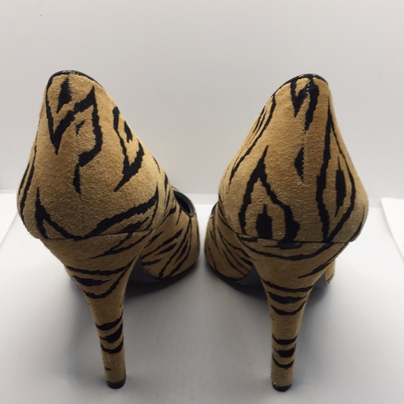 BCBGeneration Ladies Animal Print Heels Pumps Size 6 - Picture 5 of 11